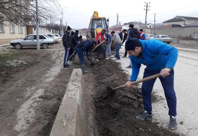 Благодаря совместным усилиям активистов села навели порядок на придорожных полосах селения Карабудахкент