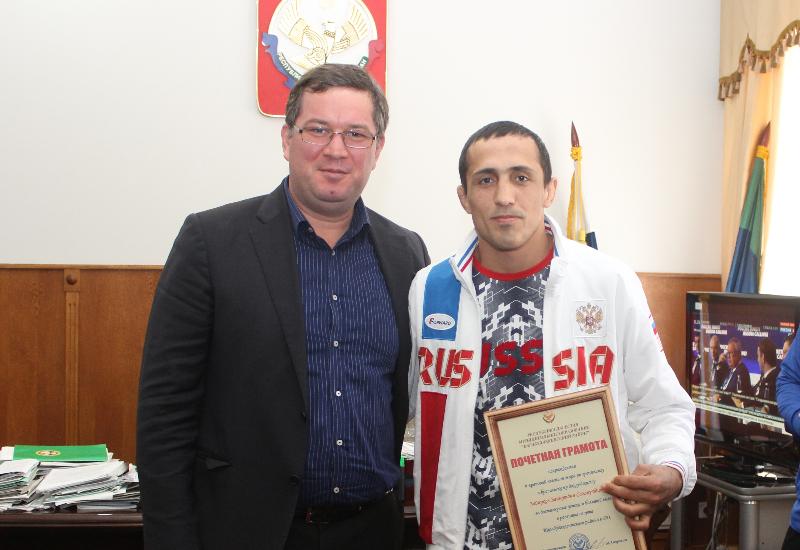 В администрации Карабудахкентского района чествовали чемпиона мира по грэпплингу Зайнутдина Зайнукова