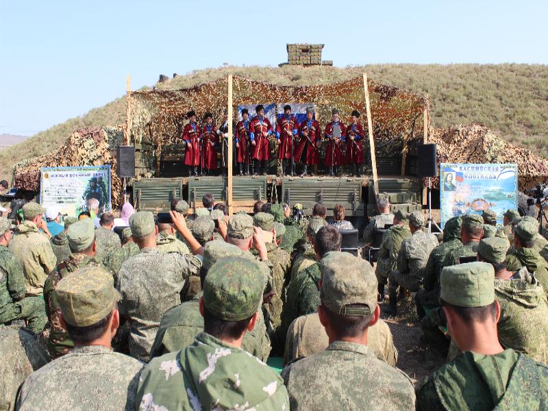 Ко Дню воинской славы в Карабудахкентском районе был организован праздничный концерт для военнослужащих