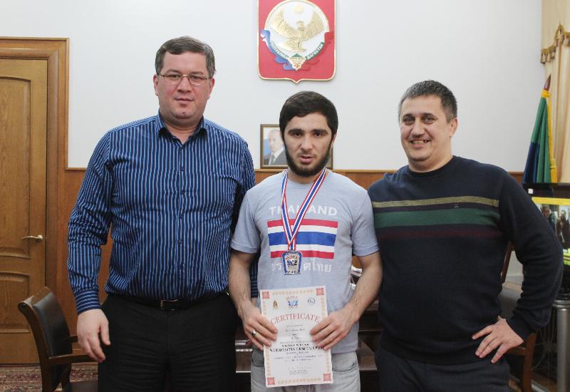 Махмуд Амиралиев поздравил призера по тайскому боксу Ильяса Абакарова