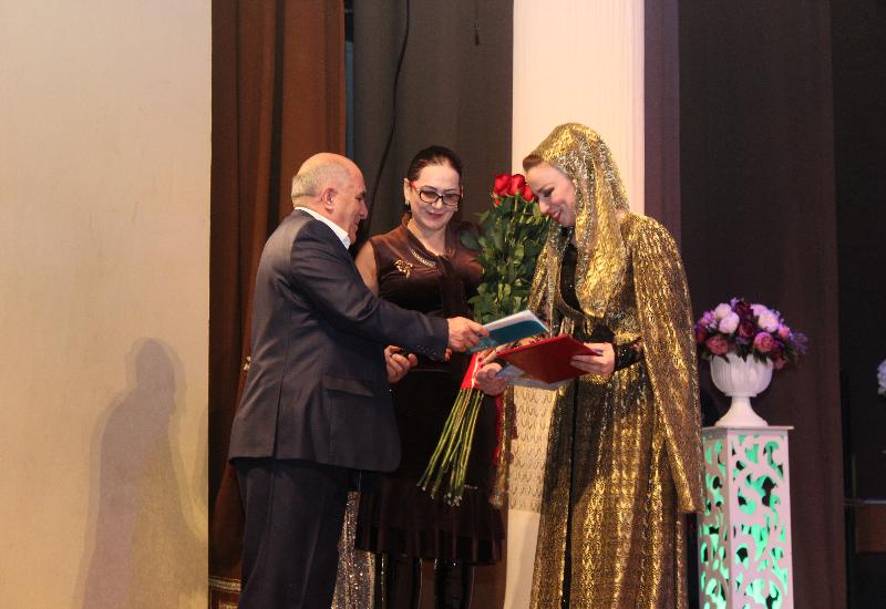 Делегация Карабудахкентского района поздравила Сабият Салимову с юбилейной датой творчества
