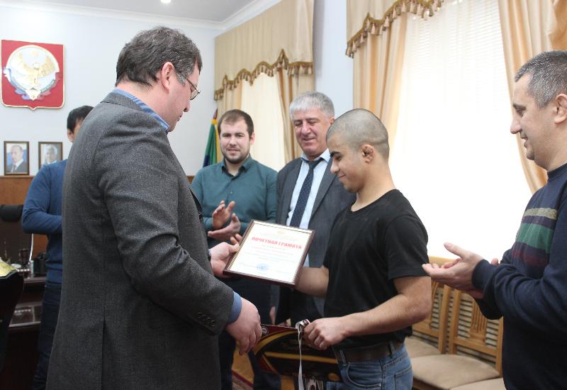 Махмуд Амиралиев поздравил с триумфом чемпиона мира по грэпплингу Билала Умарова