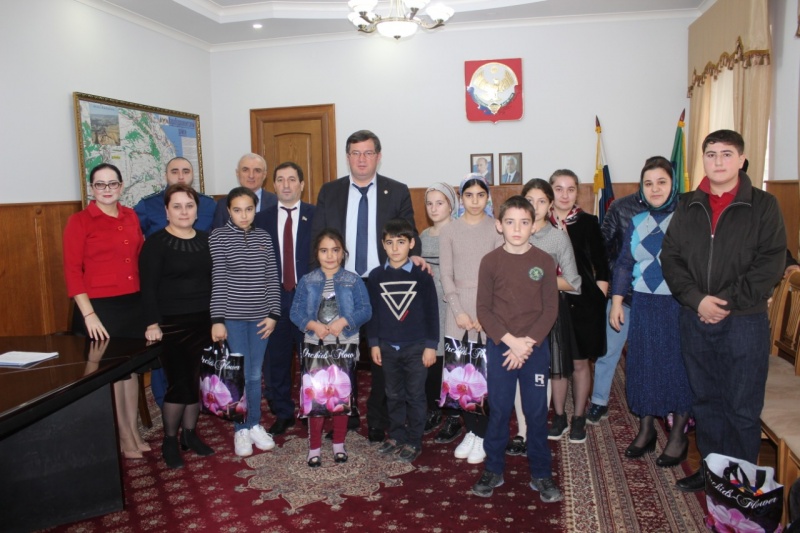 Глава Карабудахкентского района поздравил детей-сирот с новым годом.