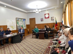 Сегодня глава Карабудахкентского района Махмуд Амиралиев  лично вручил паспорта и цветы молодым жителям района, которые получают паспорт впервые.