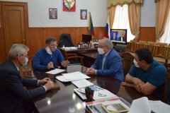 Глава района встретился с председателем комитета по здравоохранению и социальной политике Народного Собрания РД