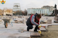 Салман Дадаев принял участие в укладке гранита на площади и передал эстафету олимпийцу Садулаеву