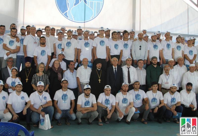 В Карабудахкентском районе республики состоялось открытие межрелигиозного молодежного форума
