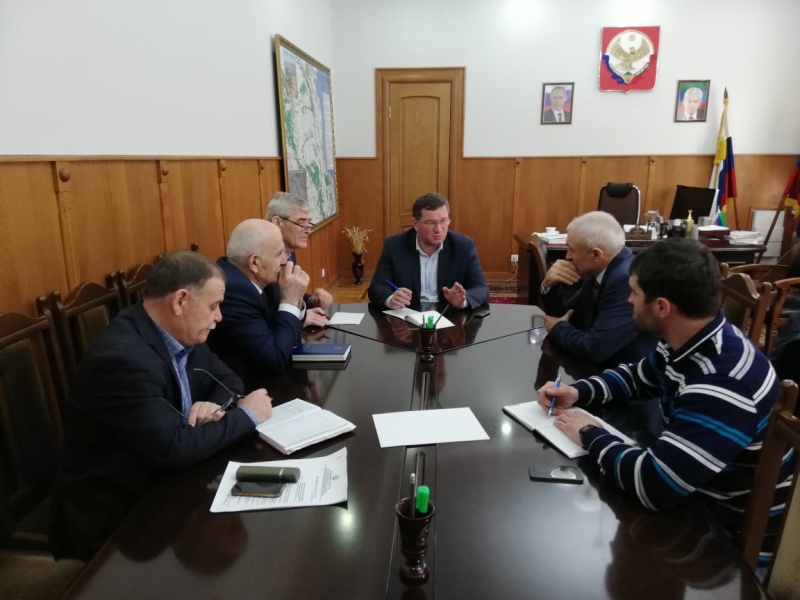 Махмуд Амиралиев провел совещание с руководителями организаций, предприятий и предпринимателями, по вопросам благоустройства территории.