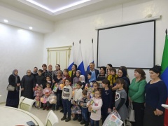 Детей, возвращённых в Россию из зон боевых действий Сирии и Ирака поздравили с наступающим Новым годом