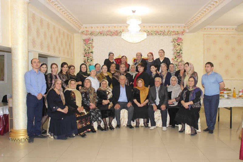 80 летний юбилей заслуженного врача РД,  хирурга Атая  Хыдырбекова отметил коллектив ЦРБ.
