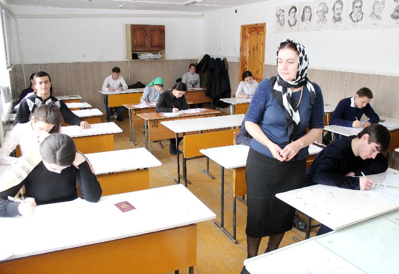 Выпускники школ Карабудахкентского района сдают пробный ЕГЭ по русскому языку