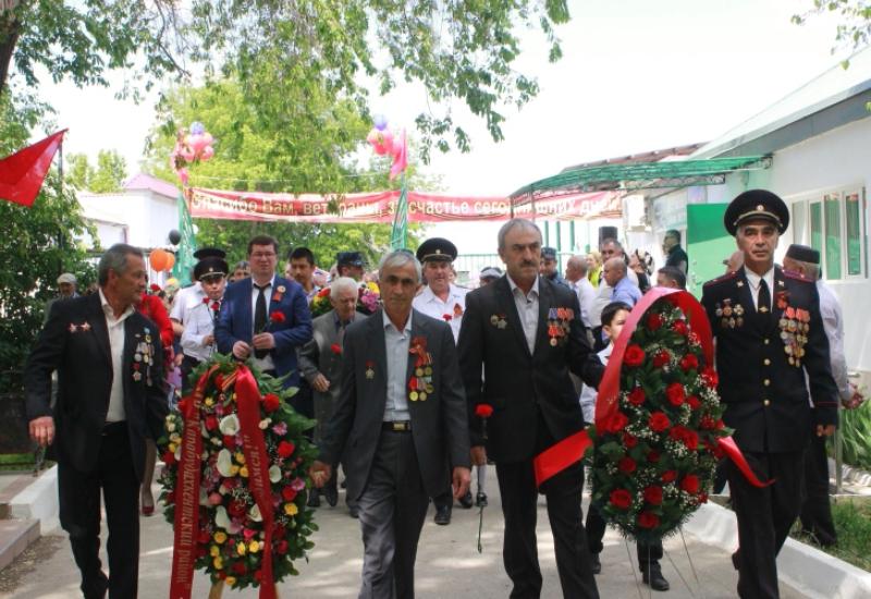 День Победы в Карабудахкентском районе начали праздновать с возложения цветов