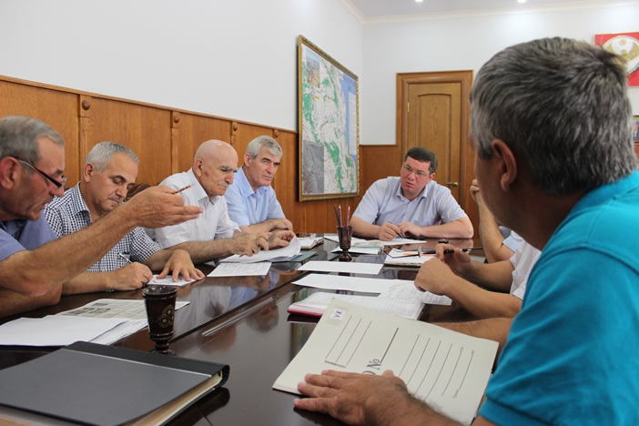 Махмуд Амиралиев провел заседание по вопросам повышения эффективности использования земель 