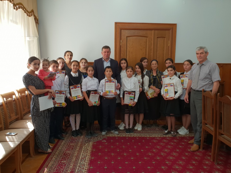 Махмуд Амиралиев наградил победителей и призёров конкурса детского рисунка "Мой Дагестан".