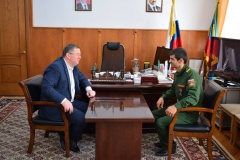 Глава Карабудахкентского района Махмуд Амиралиев в своём рабочем кабинете встретился с участником СВО на Украине Ибадуллой Тагировым.
