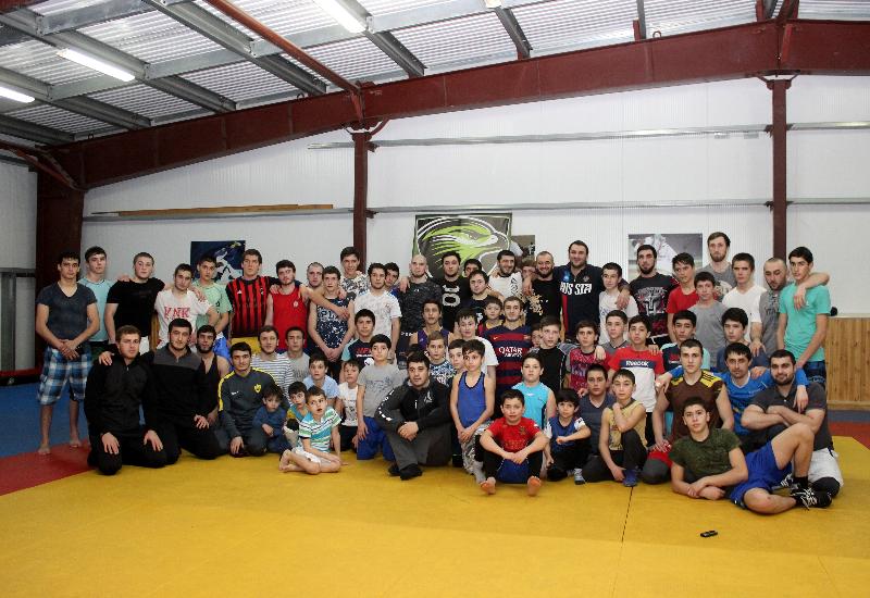 Боец UFC Рамазан Эмеев посетил спортивный клуб в Карабудахкенте