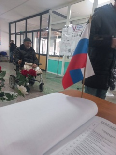 На избирательном участке № с. Манаскент пришёл на голосование Ханапи Черивов , инвалид 1 группы, в сопровождении соцработника Алиевой Р. 