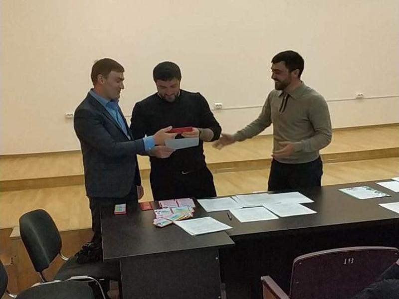 Депутатам Молодежного парламента вручили удостоверения