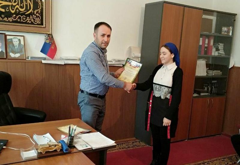 Гамзат Мурзаев поздравил и вручил грамоты учащимся-победителям КВН
