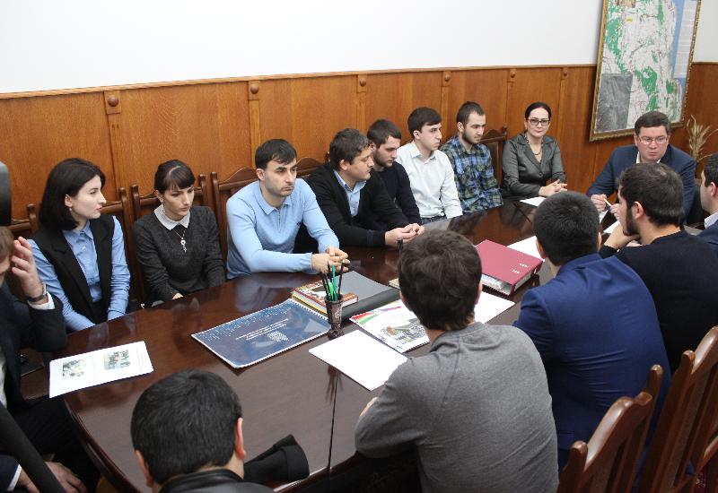 Глава района Махмуд Амиралиев встретился с активистами Молодежного парламента 