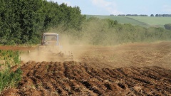 В хозяйствах Карабудахкентского района продолжается подготовка почвы (пахота, культивация) под посев озимых зерновых культур.