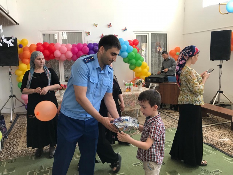         Работники прокуратуры Карабудахкентского района поздравили детей с праздником в реабилитационном центре.