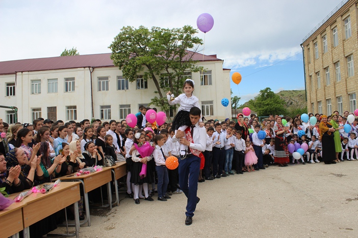 Для 303 выпускников Карабудахкентского района прозвенел последний звонок