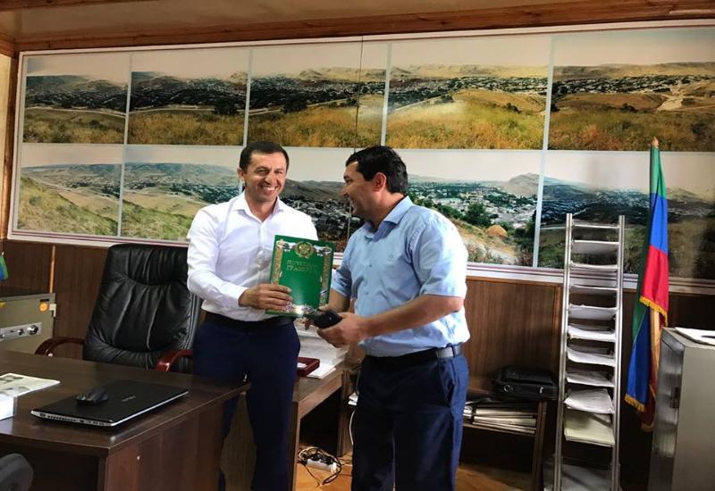Магомедсолтан Гасанов наградил почетной грамотой депутата сельского поселения Карабудахкент