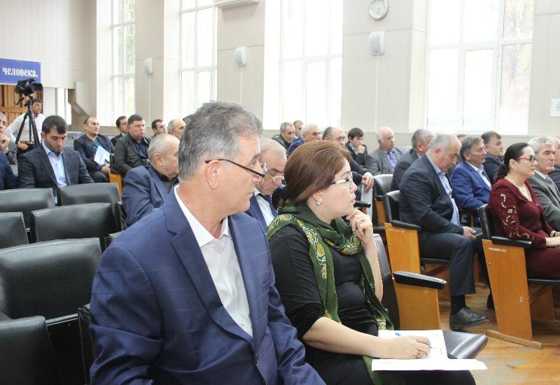 Махмуд Амиралиев провел еженедельное рабочее совещание