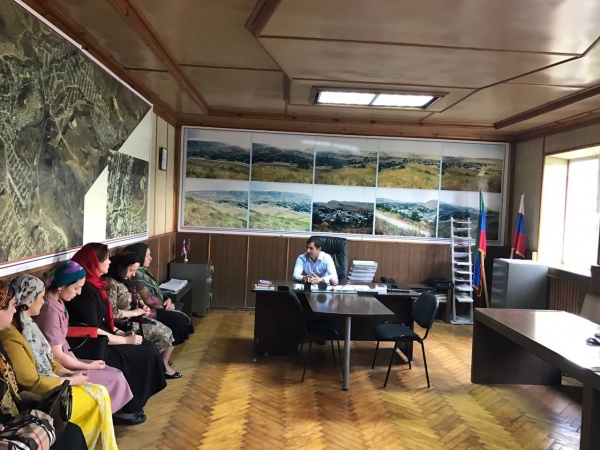 Магомедсолтан Гасанов провел совещание с директорами и заведующими образовательных учреждений села Карабудахкент