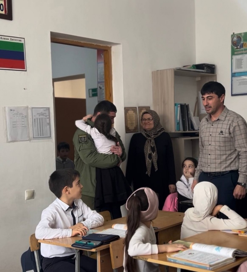 Участник СВО Муртузаев Ильмутдин вернувшись в отпуск, первым делом навестил свою дочь в школе