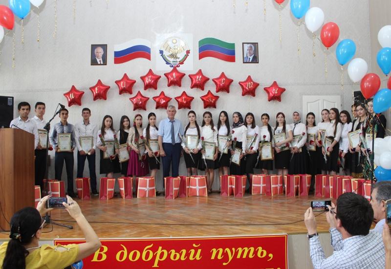 Лучших школьников Карабудахкентского района чествовали в администрации