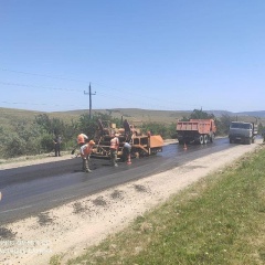 Ход работ по укладке асфальтового покрытия на участке автодороги Карабудахкент - Доргели через Какашуру