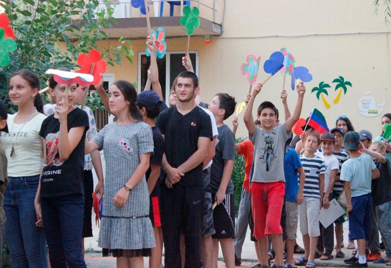 Сотрудники администрации поздравили детский лагерь «Аист» с закрытием первой смены