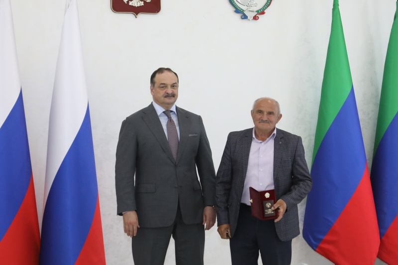 Глава Карабудахкентского района Махмуд Амиралиев поздравил заслуженного учителя РД