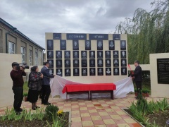 В Карабудахкентской гимназии открыли мемориальную памятную доску учителям, которые в разные годы работали в стенах данной школы