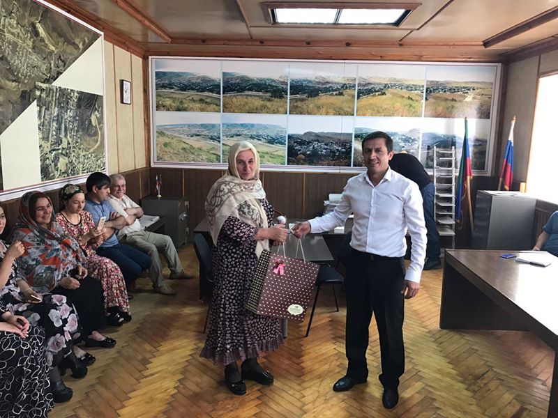 В торжественной обстановке проводили на пенсию сотрудника администрации села Карабудахкент