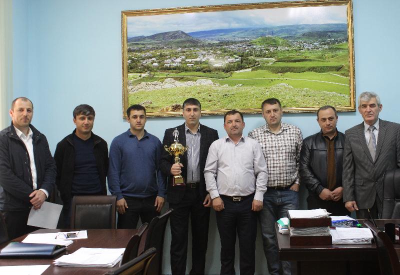 Ахмед Гаджиев поздравил с призовым местом футбольную команду «Администрации» муниципалитета