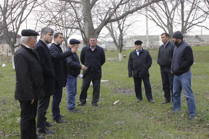 Глава Карабудахкентского района Махмуд Амиралиев инспектировал реализацию проекта “Комфортная городская среда”