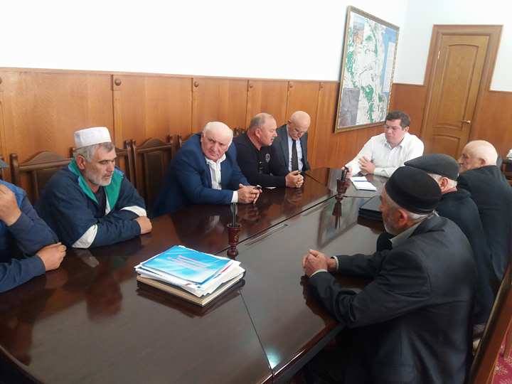Глава Карабудахкентского района провел ежемесячный прием граждан по личным вопросам