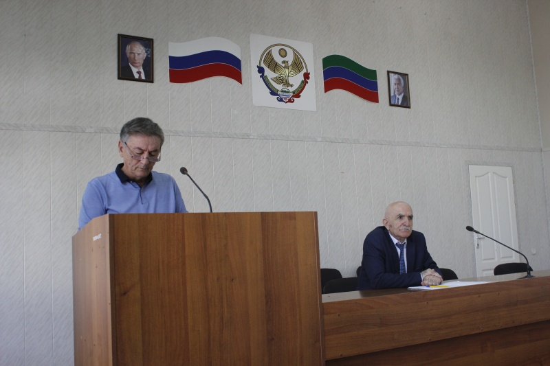 В Карабудахкентском районе обсудили вопрос о работе, проводимой в хозяйствах района по уборке и реализации винограда.