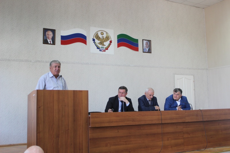 21-ая внеочередная  сессия Собрания депутатов МР «Карабудахкентский район» третьего созыва состоялась сегодня в зале заседаний администрации района.