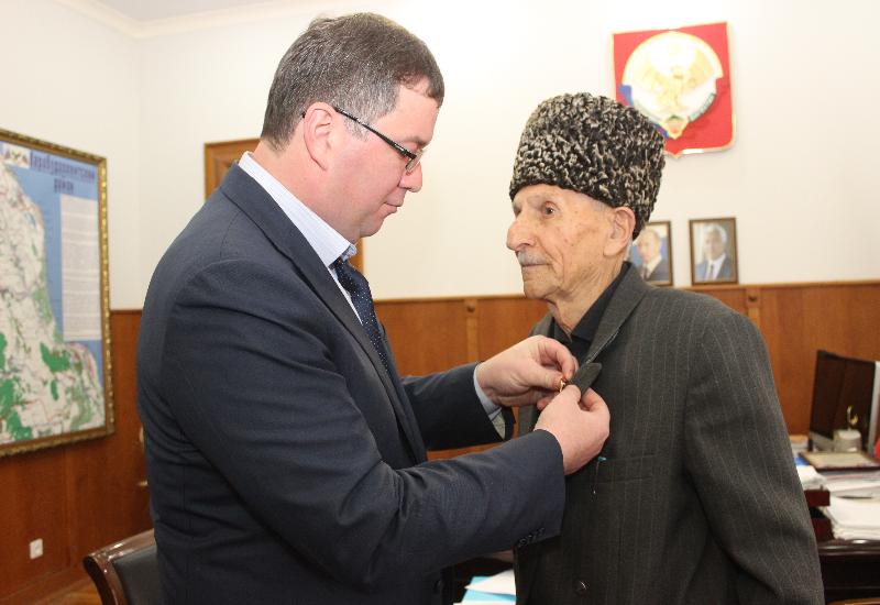 Пенсионер Убай Алиев был награжден почетным знаком «За любовь к родной земле»