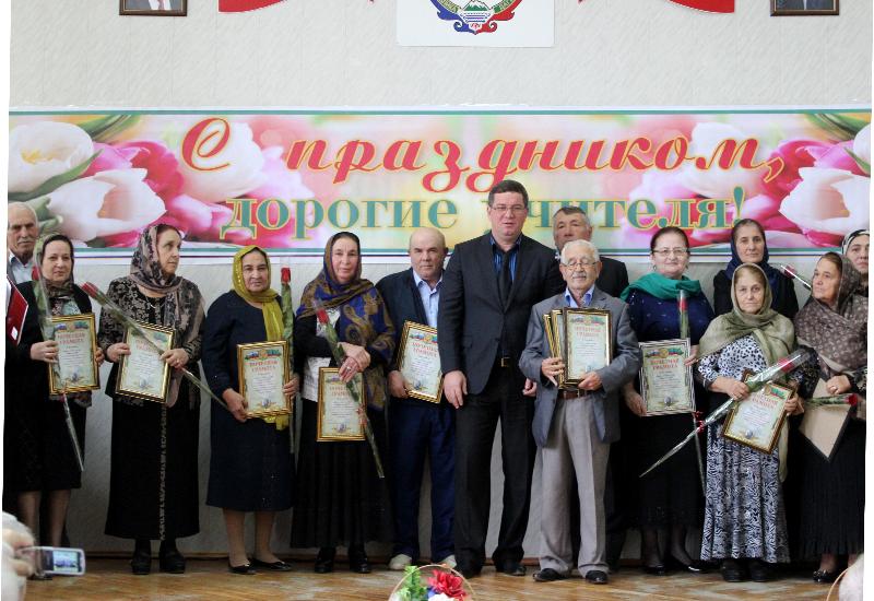 День учителя торжественно отпраздновали в Карабудахкентском районе