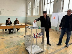 Магомедов Самат Чокмакович житель с.Какашура сегодня проголосовал на участке 0621 по месту жительства. 