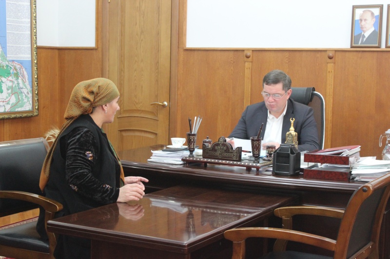 Глава Карабудахкентского района Махмуд Амиралиев провел ежемесячный прием граждан