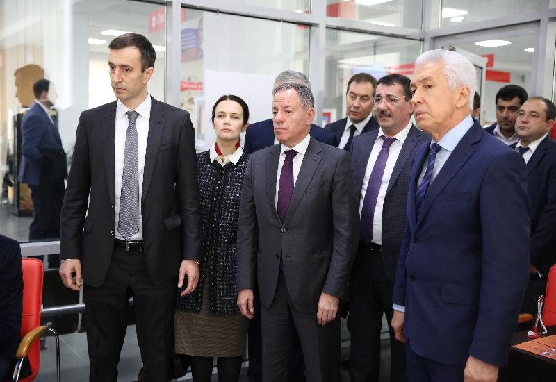 Глава республики Дагестан Владимир Васильев посетил МФЦ